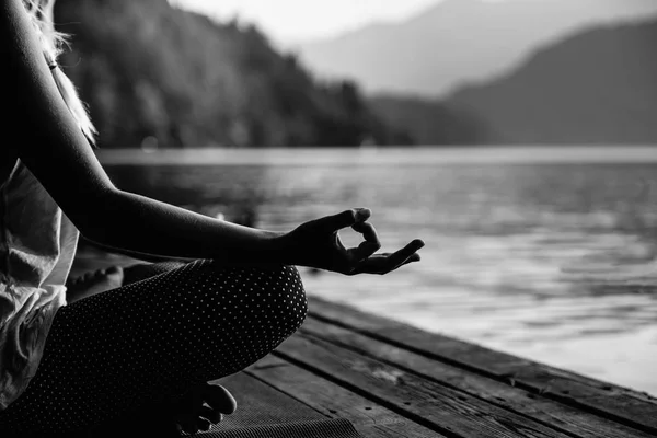 Mujer Meditando Junto Lago — Foto de Stock