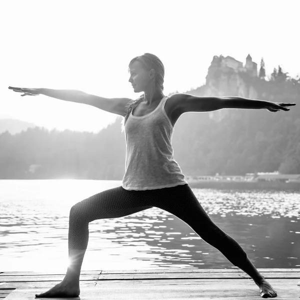 Frauen Praktizieren Yoga See — Stockfoto