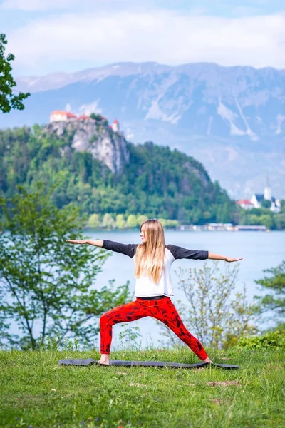 Frau Macht Yoga See — Stockfoto