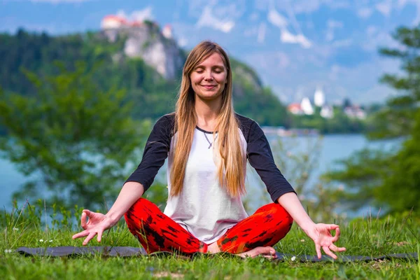 Mujer Haciendo Yoga Junto Lago —  Fotos de Stock