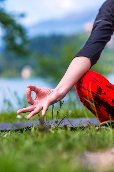 Frau Macht Yoga See — Stockfoto