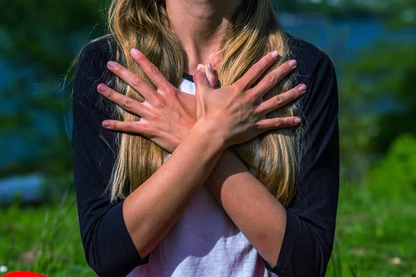 Kobieta Robi Joga Nad Jeziorem — Zdjęcie stockowe