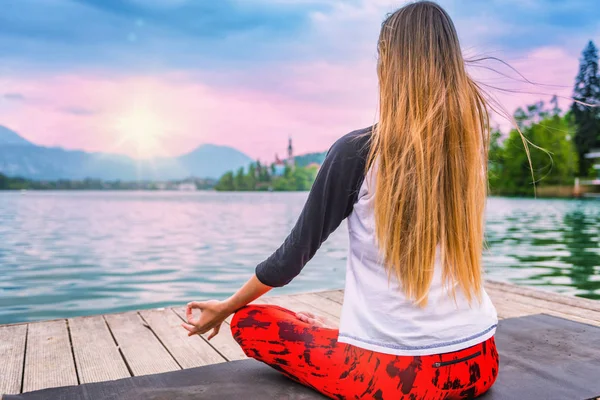 Kvinnan Gör Yoga Vid Sjön — Stockfoto
