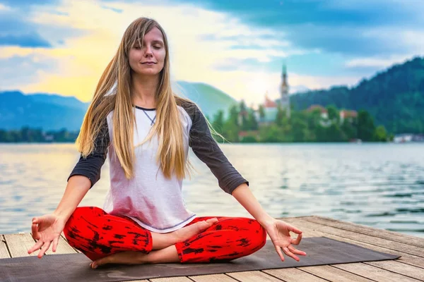 Mujer Haciendo Yoga Junto Lago —  Fotos de Stock