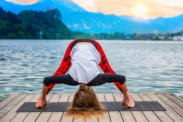 Donna Che Yoga Vicino Lago — Foto Stock