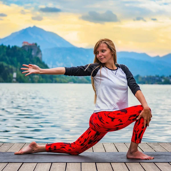 Frau Macht Yoga See — Stockfoto