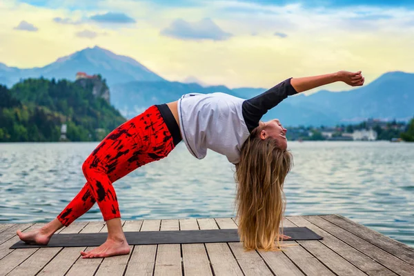 Göl Kenarında Yoga Yaparken Kadın — Stok fotoğraf