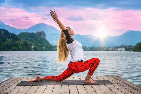 Frau Macht Yoga See — Stockfoto