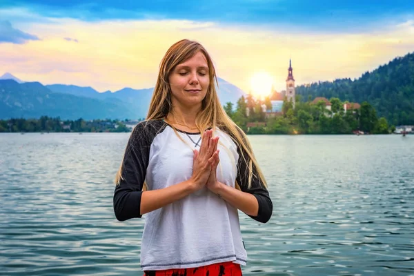 Kvinnan Gör Yoga Vid Sjön — Stockfoto