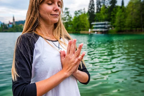 Mujer Haciendo Yoga Junto Lago —  Fotos de Stock