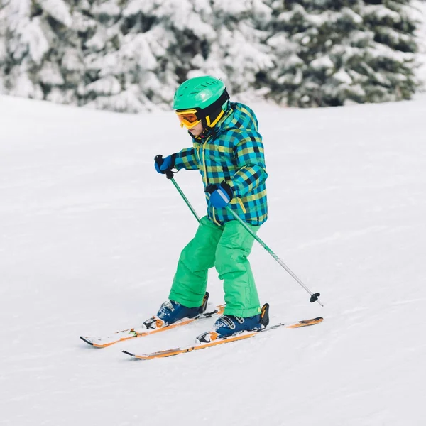 Menino Esquiando Montanha Dia Ensolarado — Fotografia de Stock
