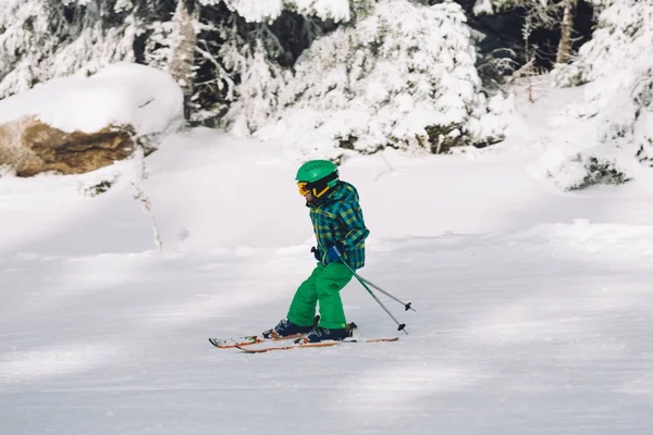 Liten Pojke Skidåkning Berget Solig Dag — Stockfoto