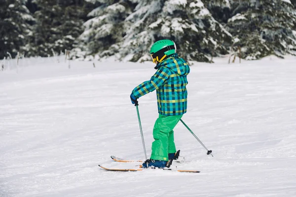 Kleiner Junge Beim Skifahren Berg Sonnigem Tag — Stockfoto