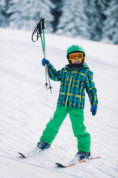 Küçük çocuk güneşli günde dağda Kayak