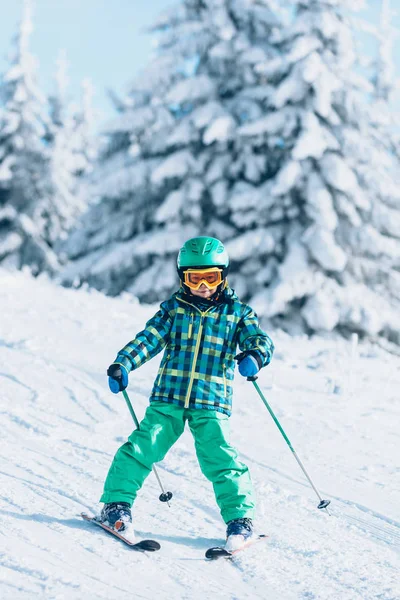 Маленький Мальчик Катается Горных Лыжах Солнечный День — стоковое фото