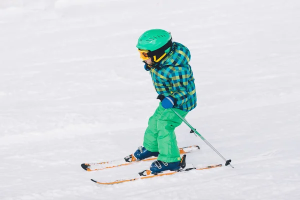 Kleine Jongen Berg Zonnige Dag Skiën — Stockfoto