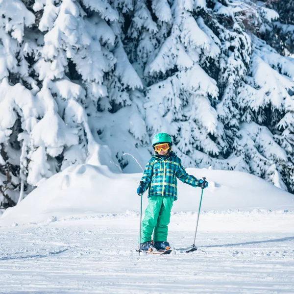 Μικρό Αγόρι Σκι Στο Βουνό Στην Ηλιόλουστη Μέρα — Φωτογραφία Αρχείου
