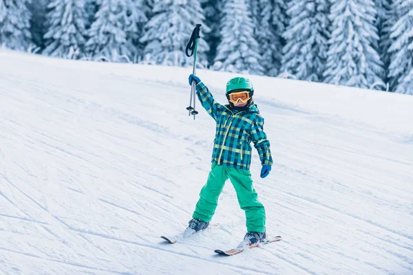 Kleine Jongen Berg Zonnige Dag Skiën — Stockfoto