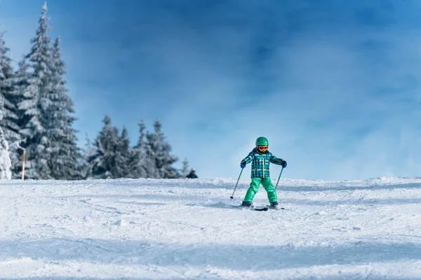 Niño Esquiando Montaña Día Soleado —  Fotos de Stock