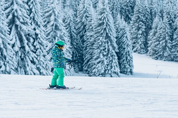 Niño Esquiando Montaña Día Soleado —  Fotos de Stock