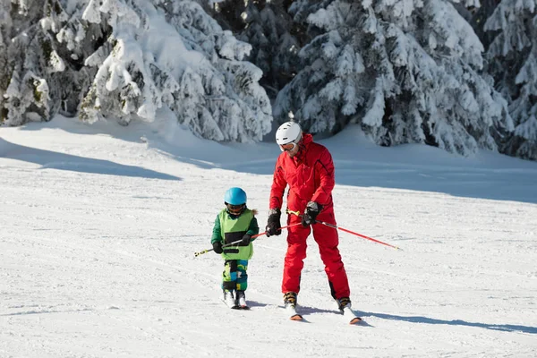 Liten Pojke Och Ski Tränare Skidåkning — Stockfoto