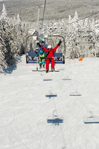 Kisfiú Síoktató Élvezi Ski Lift — Stock Fotó