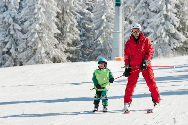 滑雪教练学习小男孩滑雪 — 图库照片