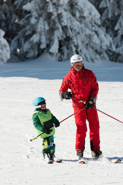 Moniteur Ski Enseignant Ski Petit Garçon — Photo