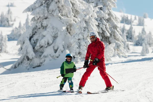 Skileraar Onderwijs Jongetje Skiën — Stockfoto