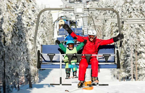 Instructor Esquí Con Niño Disfrutando Telesilla —  Fotos de Stock
