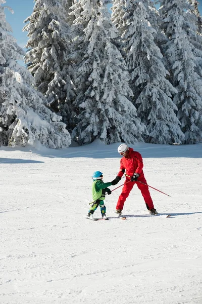 Entraîneur Ski Donnant Main Petit Garçon — Photo