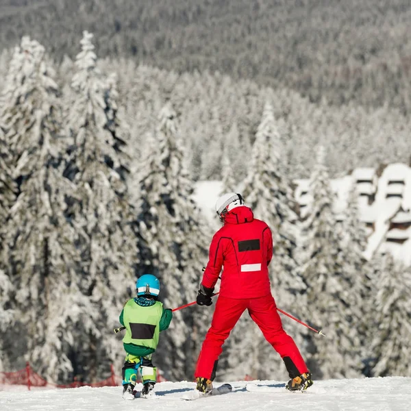 与滑雪教练和小男孩在山上滑雪 — 图库照片