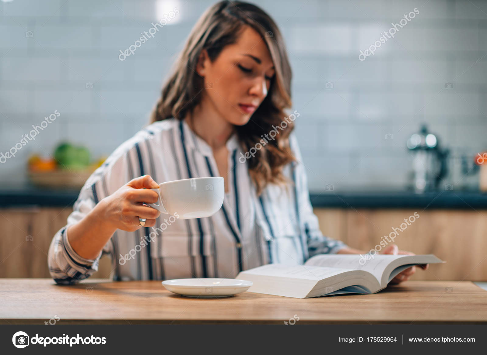 Coffee reading writing Woman Drinking Coffee Reading Book — Stock