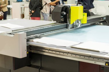 Fabrika arka plan üzerinde kişi ile yazdırma makinenin yakın çekim 