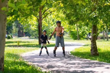 Dede ve torunu parkta zevk