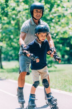 Dedesi torununu parkta paten öğretim