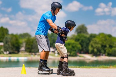 Roller buz pateni sınıf kıdemli öğretmen ve küçük çocuk ile