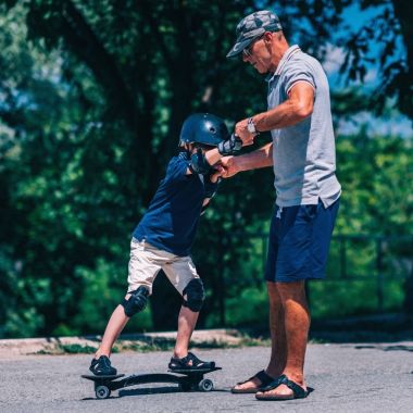 Küçük çocuk snakeboard büyükbaba ile çalışıyordu