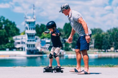 Dede ve torunu bir snakeboard çalışıyor