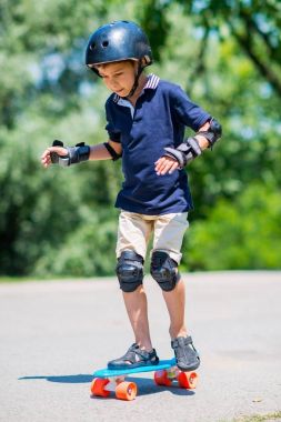 kaykay ile küçük çocuk