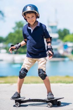 Çocuk snakeboard binmek için öğrenme nasıl