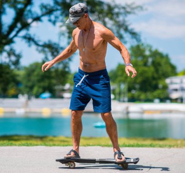 Bir snakeboard göl kenarında etkin üst düzey kişini