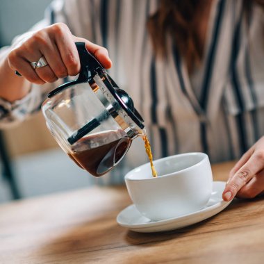 Kadın yağan kahve İbriği