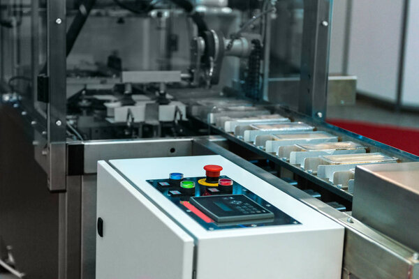 закрытие упаковочной машины на заводе
 