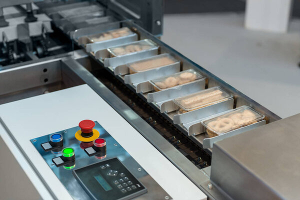 закрытие упаковочной машины на заводе
