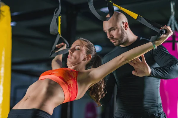 Entrenador Personal Haciendo Ejercicio Trx Con Una Mujer Gimnasio — Foto de Stock