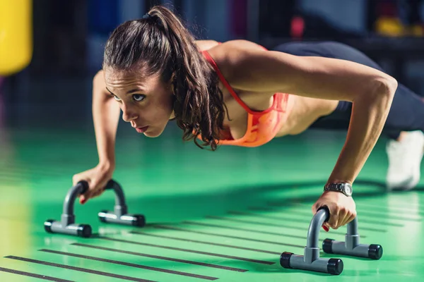 Frau Macht Liegestütze Fitnessstudio — Stockfoto