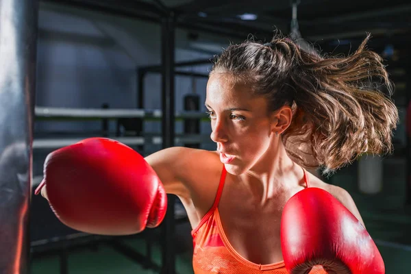 Mujer Entrenamiento Boxeo Con Saco Boxeo — Foto de Stock