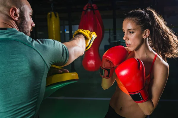 Female Boxing Her Male Instructor — Stock Photo, Image