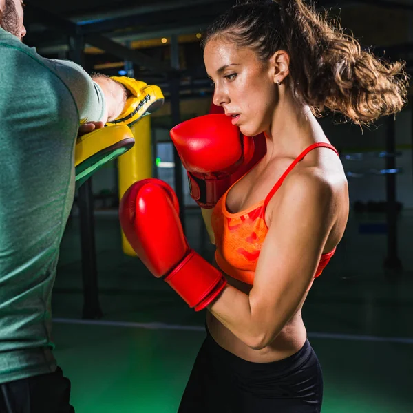 Kvinna Boxning Med Hennes Manliga Instruktör — Stockfoto